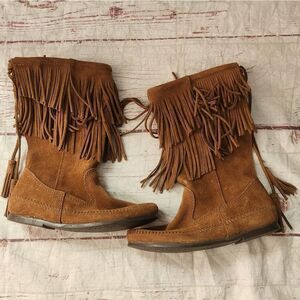 Minnetonka 2 Layer Fringe Moccasin Boots Size 7 NWOT
